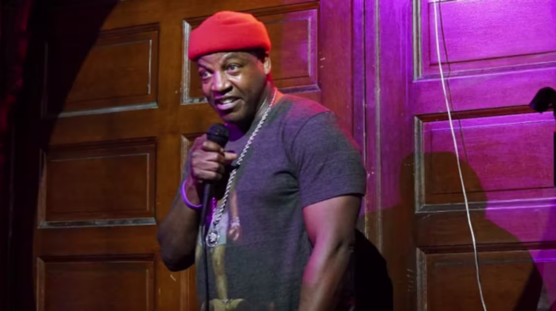 Conmoción en la comedia: asesinaron al comediante Reggie Carroll en Mississippi
