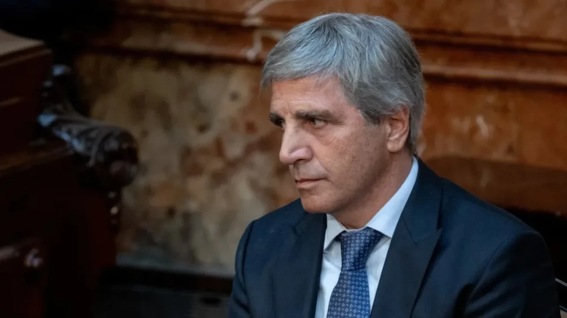 Caputo afirmó que la suba de tasas es “transitoria” y admitió un impacto en la economía