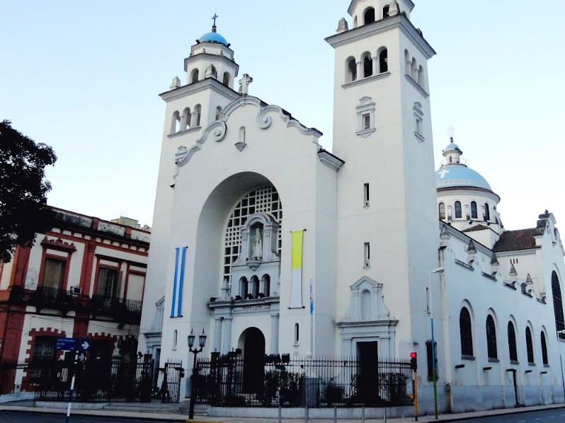 Le robaron durante la misa en la Basílica de la Merced a una mujer venezolana