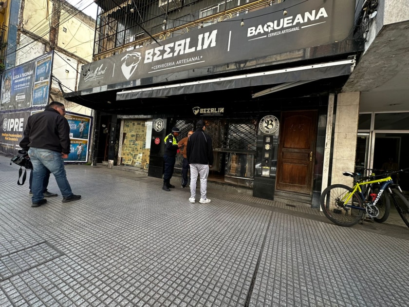 Insólito robo en pleno centro: ladrones desvalijan un bar a metros de la Casa de Gobierno y brindan con whisky