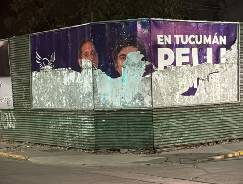 Libertarios responsabilizan a “la mafia kirchnerista” en Tucumán por la rotura de un cartel en pleno centro