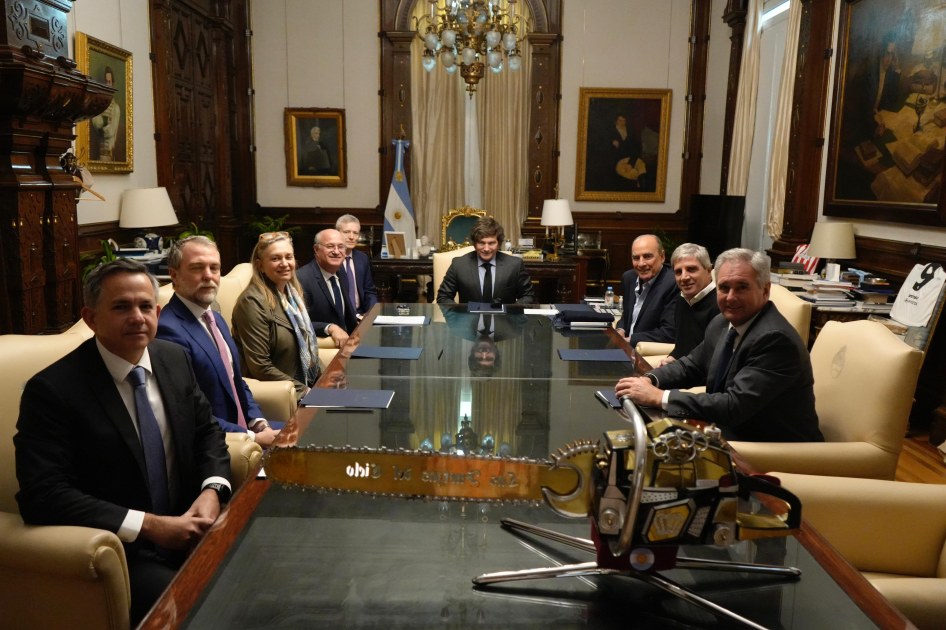 Tras la derrota en la elección bonaerene, Milei y Caputo se reunieron con el presidente del BID