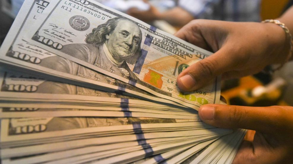 El dólar cerró en alza con un máximo de $1.445 en bancos