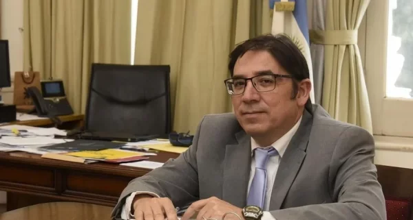 alejandro alvarez politicas universitarias.webp