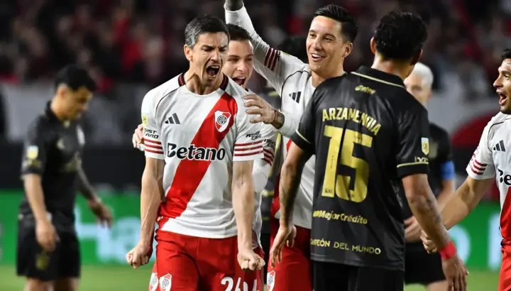 River defendió la cima con diez jugadores y festejó en el Estadio UNO en un partido duro