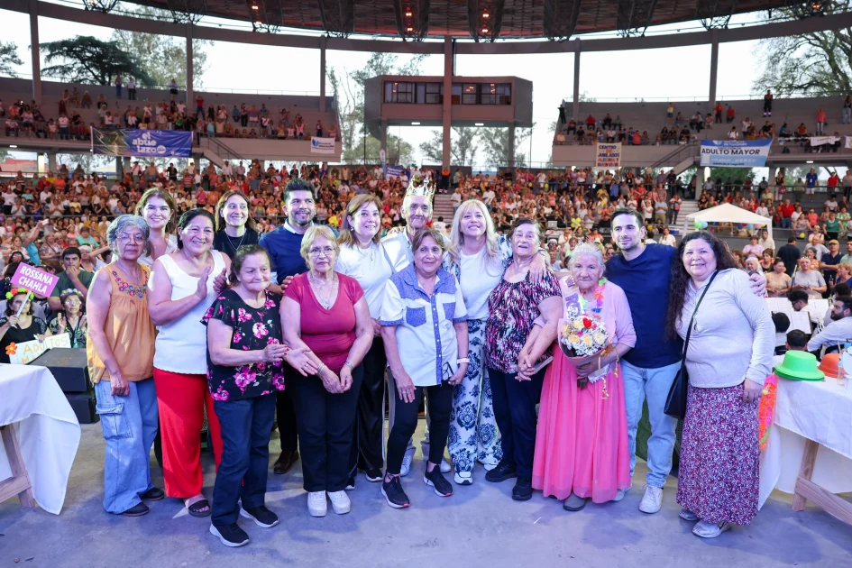 Chahla compartió el “Abuelazo 2025” con más de 3.000 adultos mayores en el Palacio de los Deportes