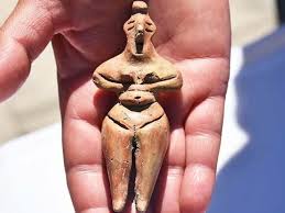 Arqueólogos descubren pequeñas figurillas de arcilla de 8.000 años de antigüedad en el oeste de Turquía