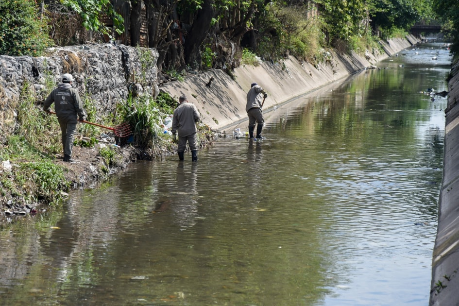 Refuerzan la limpieza de canales para prevenir inundaciones en San Miguel de Tucumán
