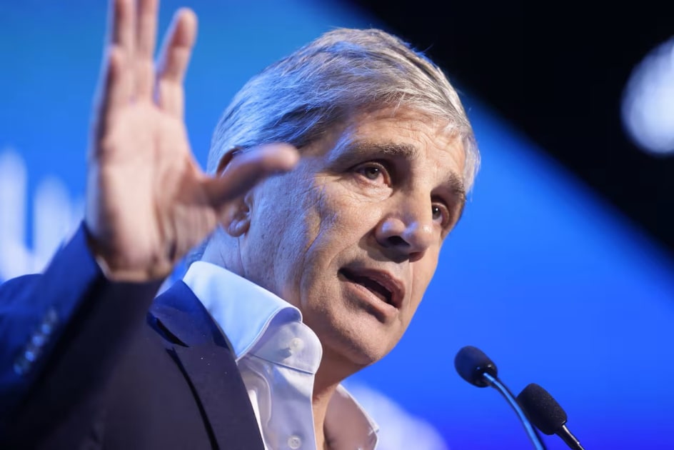 Caputo viaja a EE. UU. por el swap de U$S 20.000 millones en medio de la tensión del dólar
