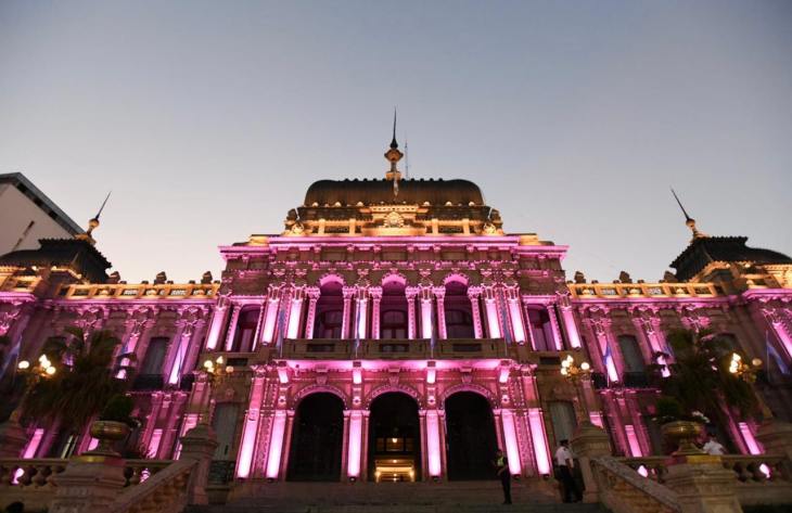 El edificio de Gobierno se sumó a la campaña mundial contra el cáncer de mama