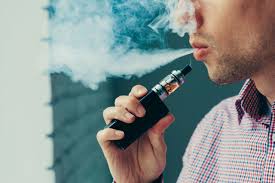 Los cigarrillos electrónicos están alimentando una nueva ola de adicción a la nicotina, según informe de la OMS