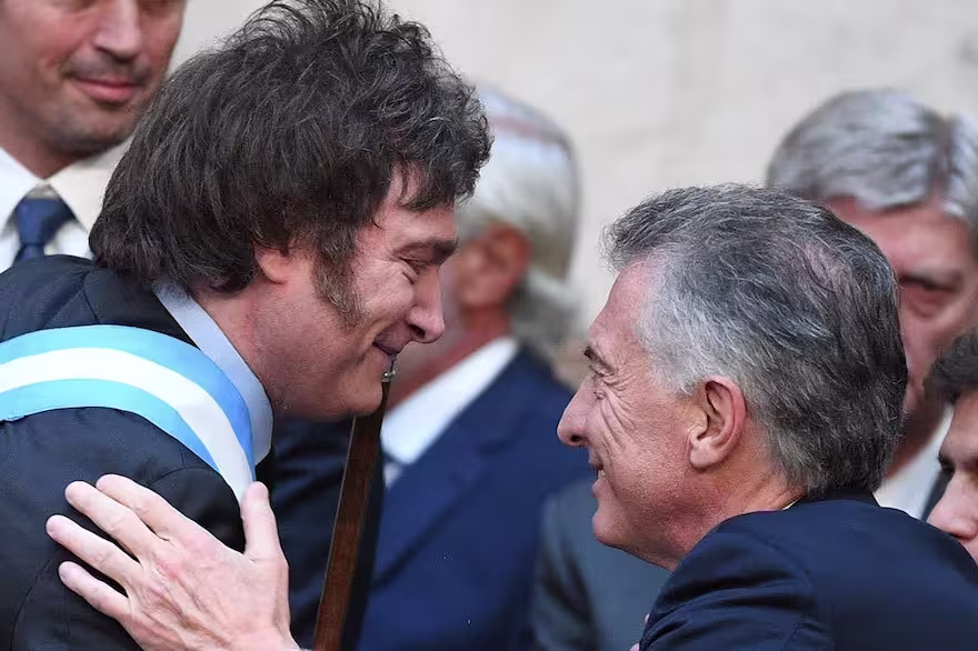 javier-milei-y-mauricio-macri-durante-la-asuncion-LHXQG6SFBNCMTBDISUYSXTQIU4.avif