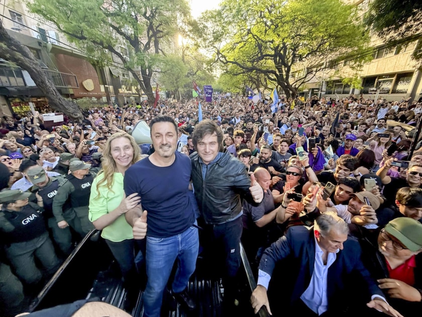 Javier Milei encabezó una caravana en Mendoza y llamó a “no volver al modelo comunista que nos fundió”
