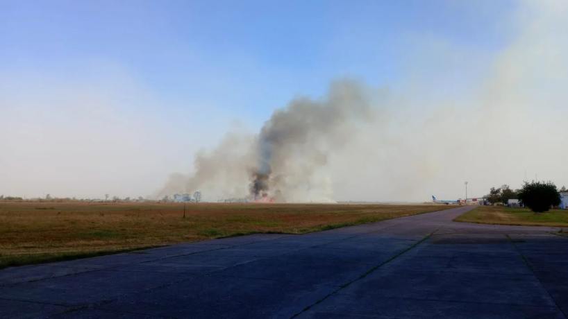 Emergencia en el aeropuerto de Tucumán: un incendio obligó a suspender las operaciones