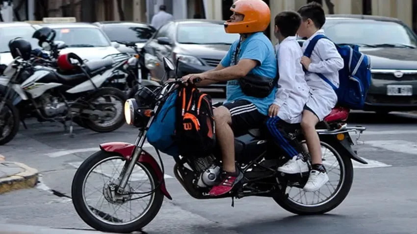El 40% de las motos en Tucumán circula con al menos un menor sin casco: lanzan una campaña pionera de prevención