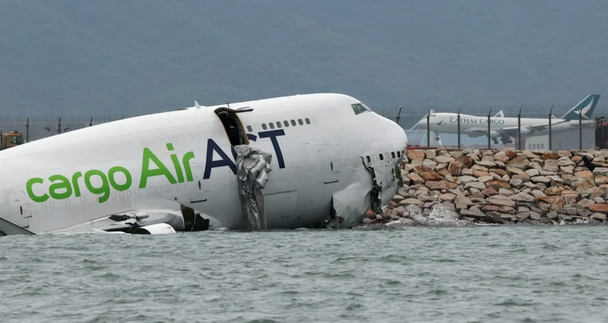 Avión de carga choca contra vehículo y cae al mar en Hong Kong