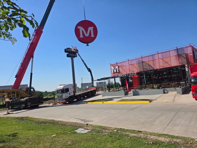 Mostaza comenzó a remover el cartel que había colocado en avenida Perón al 1600