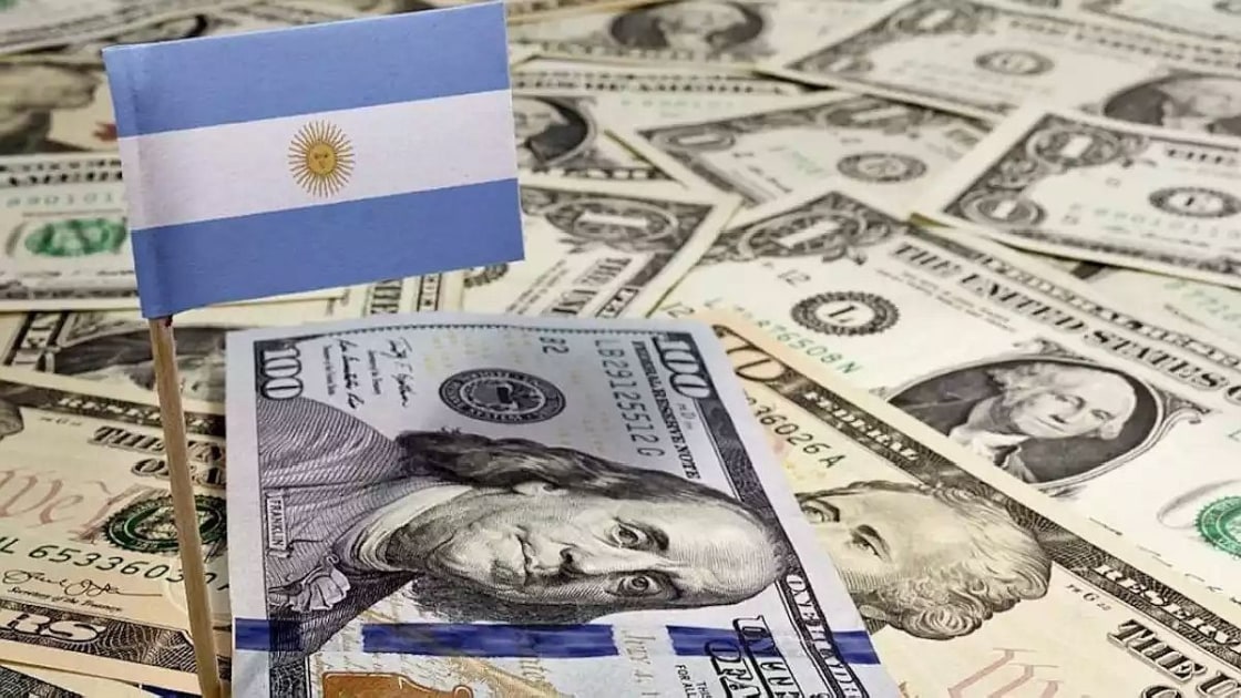 Cuatro de cada diez argentinos que pueden ahorrar eligen el dólar en medio de la incertidumbre política