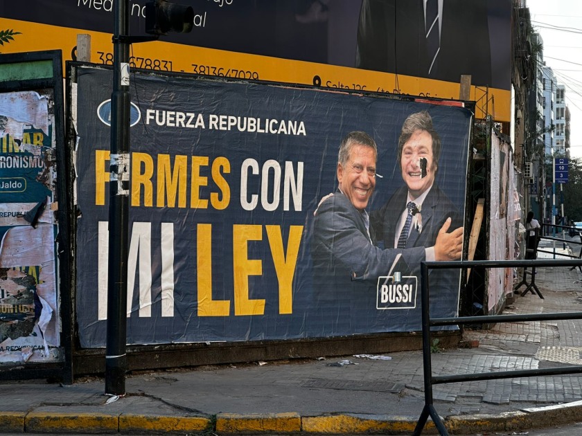 La pelea por Milei: La Libertad Avanza denunció que el bussismo no retiró la cartelería "engañosa"