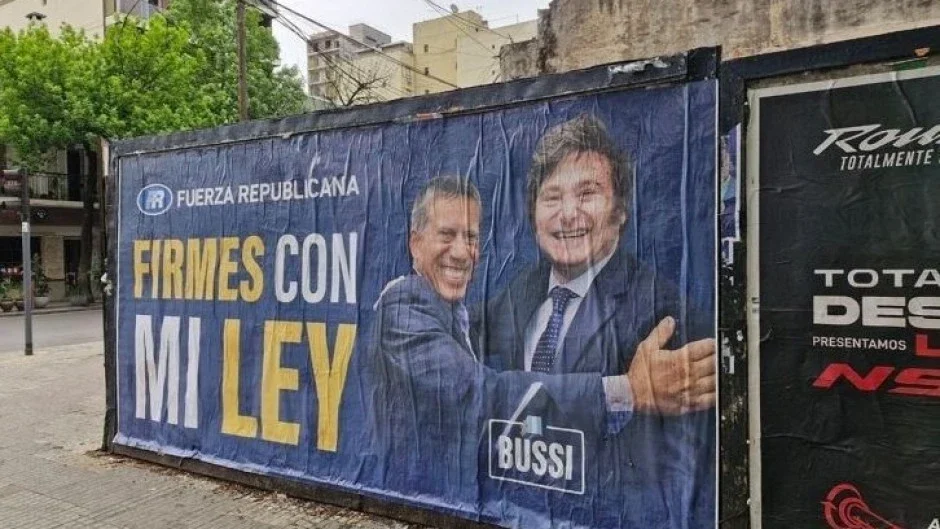 Solicitan intervención municipal para retirar publicidad de Bussi junto a Milei y advierten por desobediencia judicial
