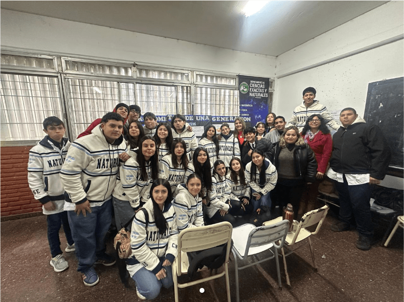 El vicio al celular: La investigación que premió a estudiantes de Aguilares para representar al país en Chile