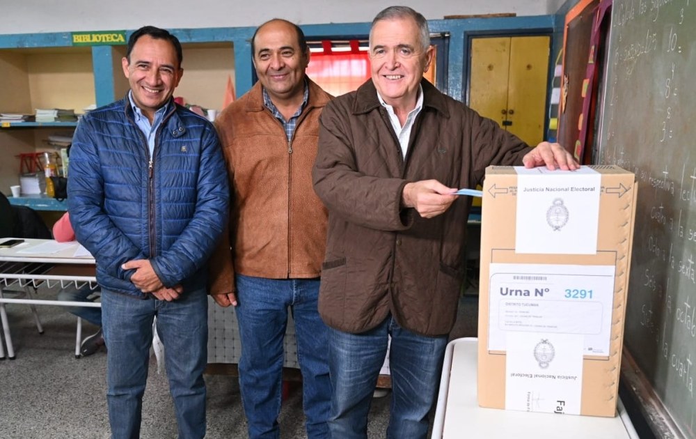 Con humor y aplausos, Jaldo emitió su voto en la Escuela Mitre