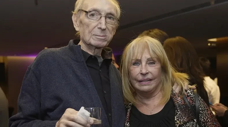 Curioso momento: la madre de Milei olvidó su DNI para votar.