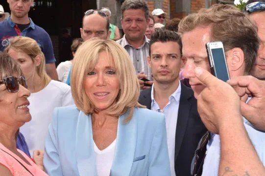 Francia: el matrimonio Macron contraataca para probar que Brigitte no es un hombre