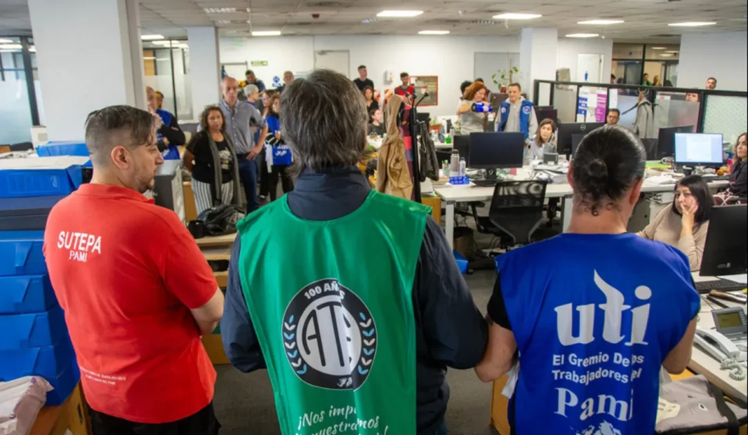 Trabajadores del PAMI marchan al Ministerio de Sturzenegger en reclamo de aumentos y contra el ajuste