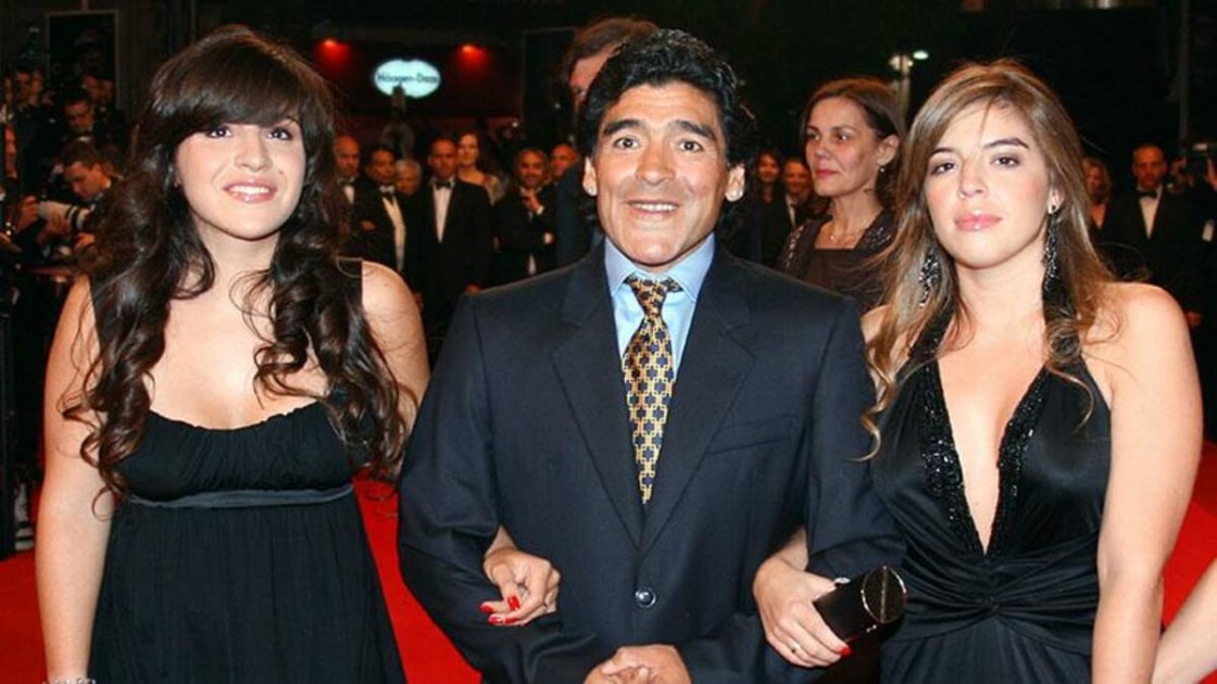 A 65 años del nacimiento de Maradona, sus hijas lo recordaron con ternura y dolor