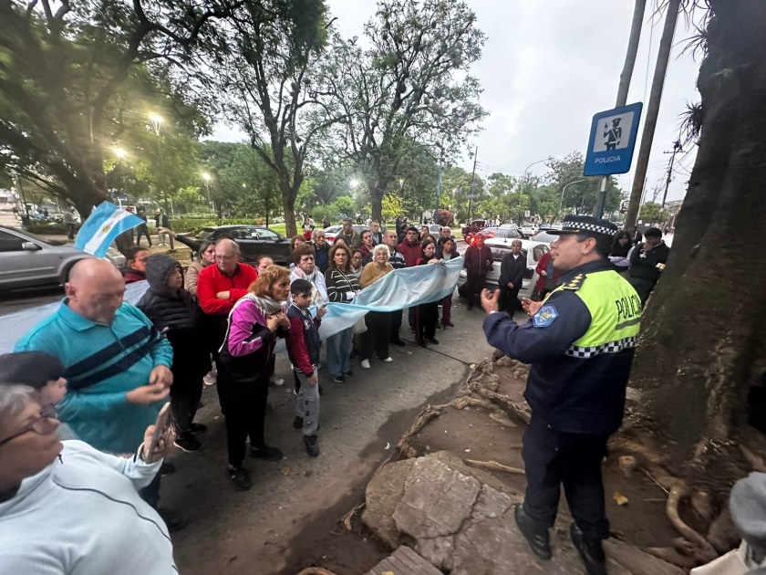 Bajo la lluvia y sin respuestas: vecinos de Villa Luján marcharon a la comisaría y leyeron un duro reclamo por seguridad