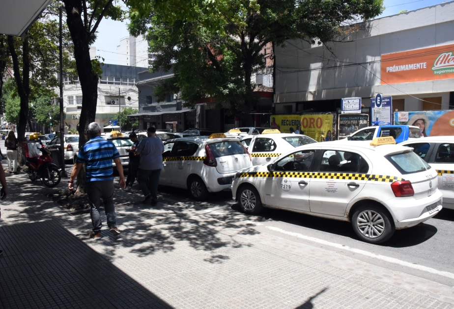 Taxistas autoconvocados protestaron frente al Municipio y exigieron reglas claras frente al avance de Uber 