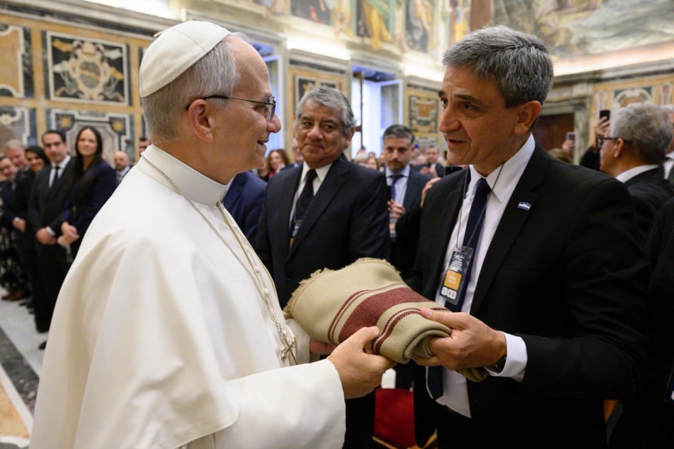 El Papa León XIV recibió como obsequio un poncho tucumano