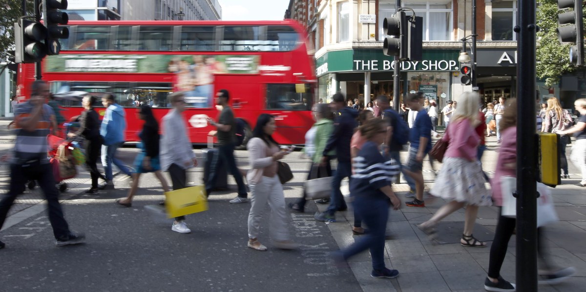 Las ventas minoristas británicas cayeron en octubre y la confianza del consumidor disminuyó