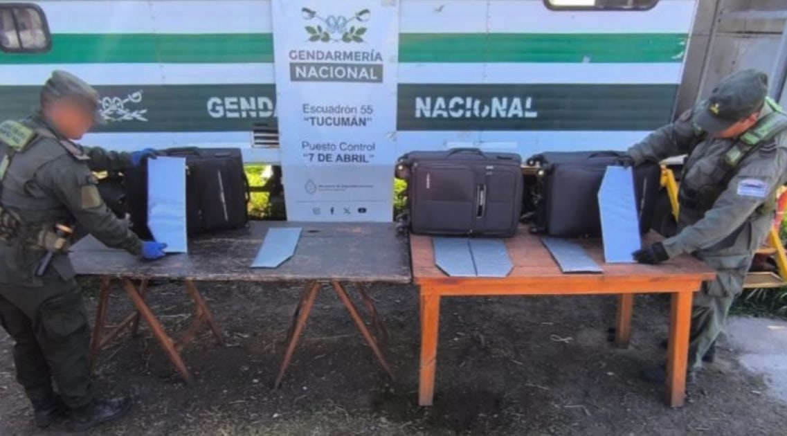 Tucumán: descubren 6,4 kilos de cocaína ocultos en el doble fondo de tres valijas en un tour de compras