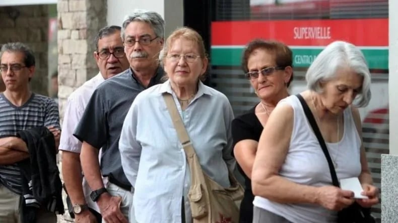 El Gobierno confirmó el bono de $70.000 para jubilados en abril y el ...