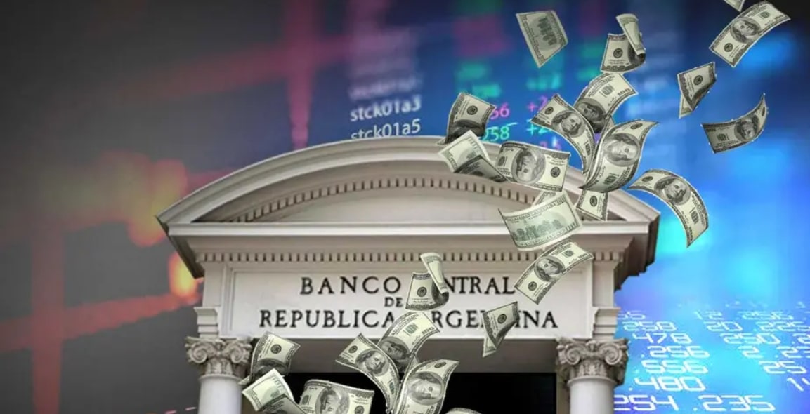 La demanda de dólares alcanzó su nivel más alto en dos décadas y octubre dejó un fuerte drenaje de divisas