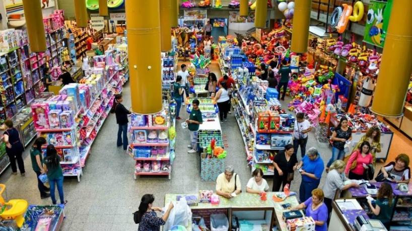 Jugueterías en crisis: De la baja natalidad a la "avalancha" de importaciones, las causas que golpean las ventas de fin de año