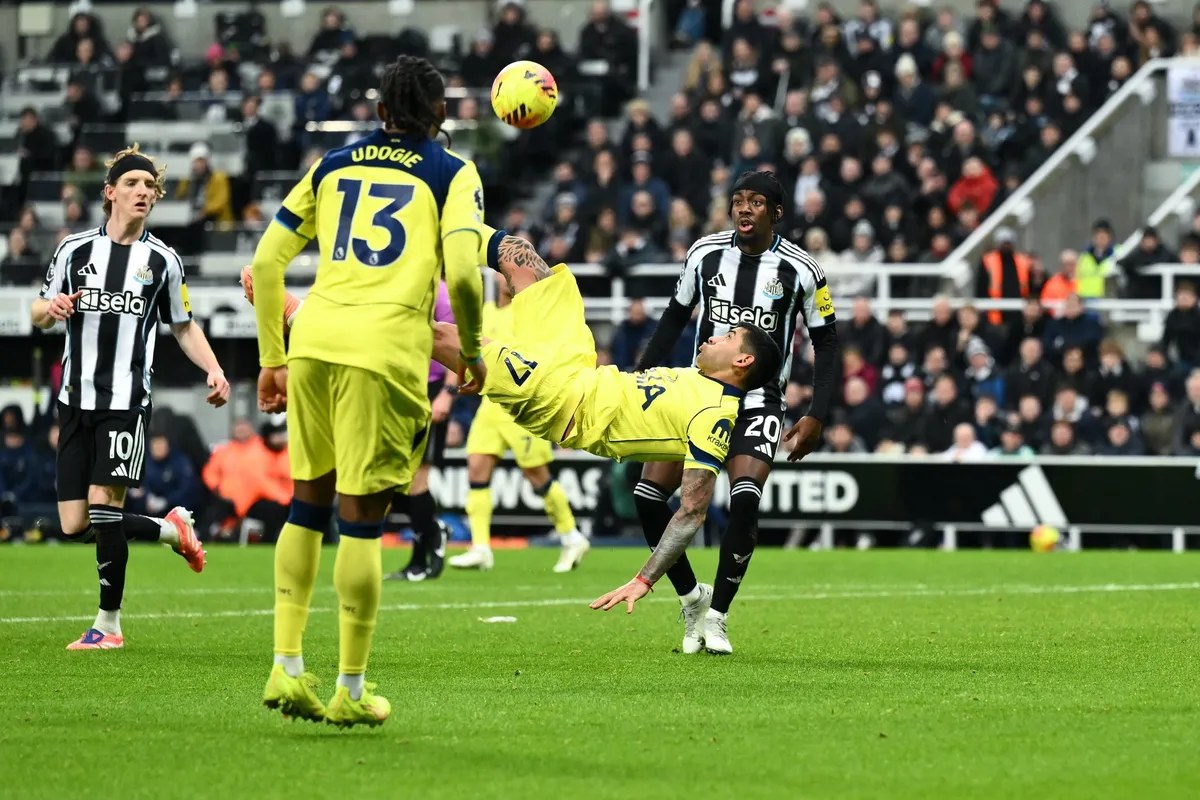Un golazo de chilena y un frentazo: el Cuti Romero sostuvo a Tottenham en la Premier League