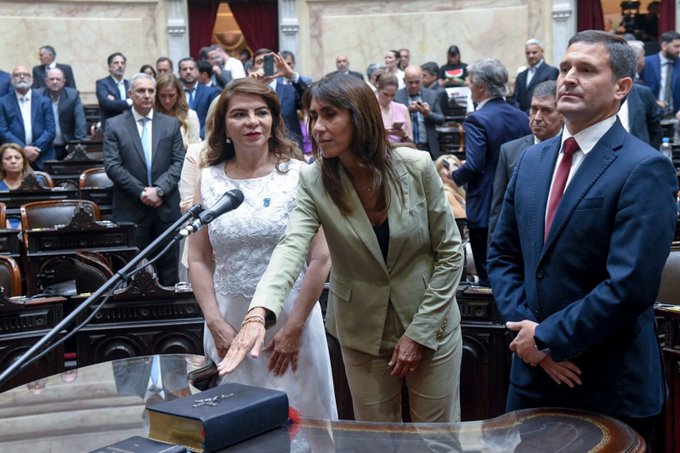 Los diputados tucumanos juraron en una sesión marcada por la presencia política nacional