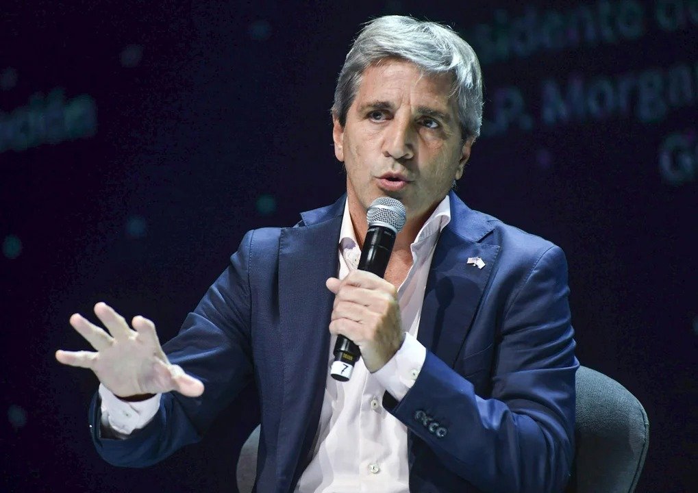 Caputo anunció el regreso de la Argentina al mercado de capitales con un bono destinado a pagar deuda