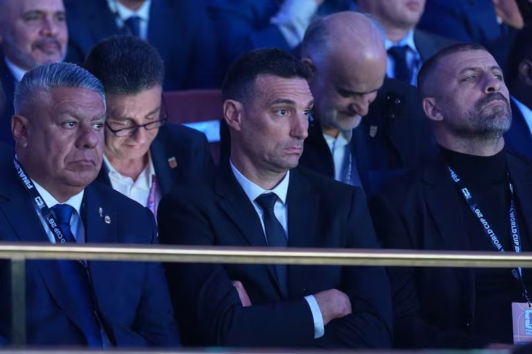 lionel-scaloni-siguio-muy-atento-el-sorteo-del-mundial-2026-foto-ap-BHW6FHERKRATBFQTERZUGBGO5U.avif lionel-scaloni-siguio-muy-atento-el-sorteo-del-mundial-2026-foto-ap-BHW6FHERKRATBFQTERZUGBGO5U.avif