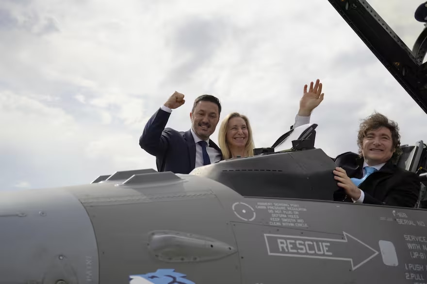 Milei presentó los F-16 y criticó al kirchnerismo: “Los gobiernos anteriores nos dejaron indefensos”
