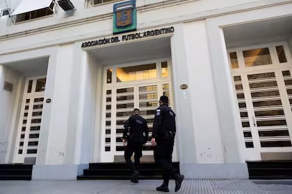 Lavado de dinero y fútbol: la justicia allana sedes de la afa por supuestos vínculos con una financiera