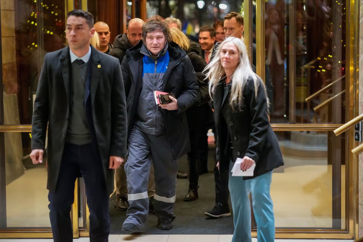 Milei llegó a Oslo con el mameluco de YPF para asistir al Nobel de la Paz a Corina Machado