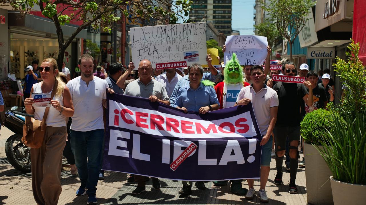 Seleme encabezó una nueva marcha y calificó al IPLA como “el Grinch de esta Navidad”