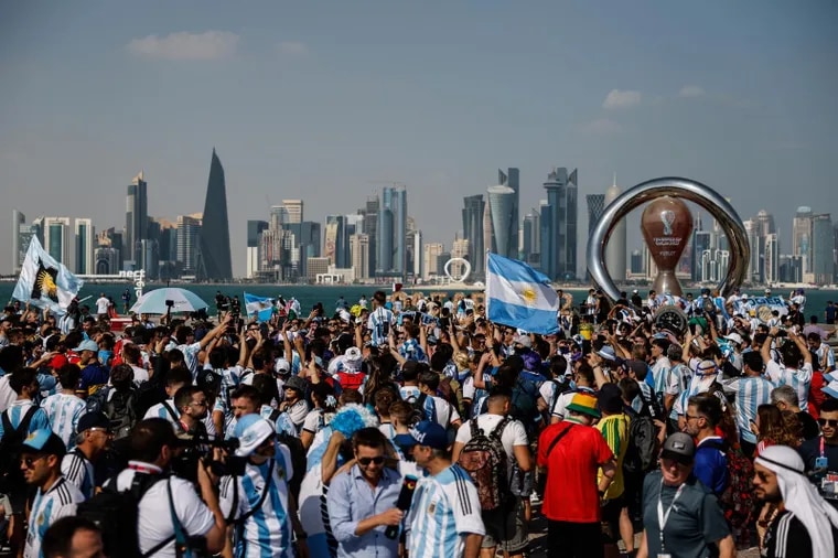 la-hinchada-argentina-una-atraccion-turistica-mas-doha-el-mundial-foto-efe.webp la-hinchada-argentina-una-atraccion-turistica-mas-doha-el-mundial-foto-efe.webp