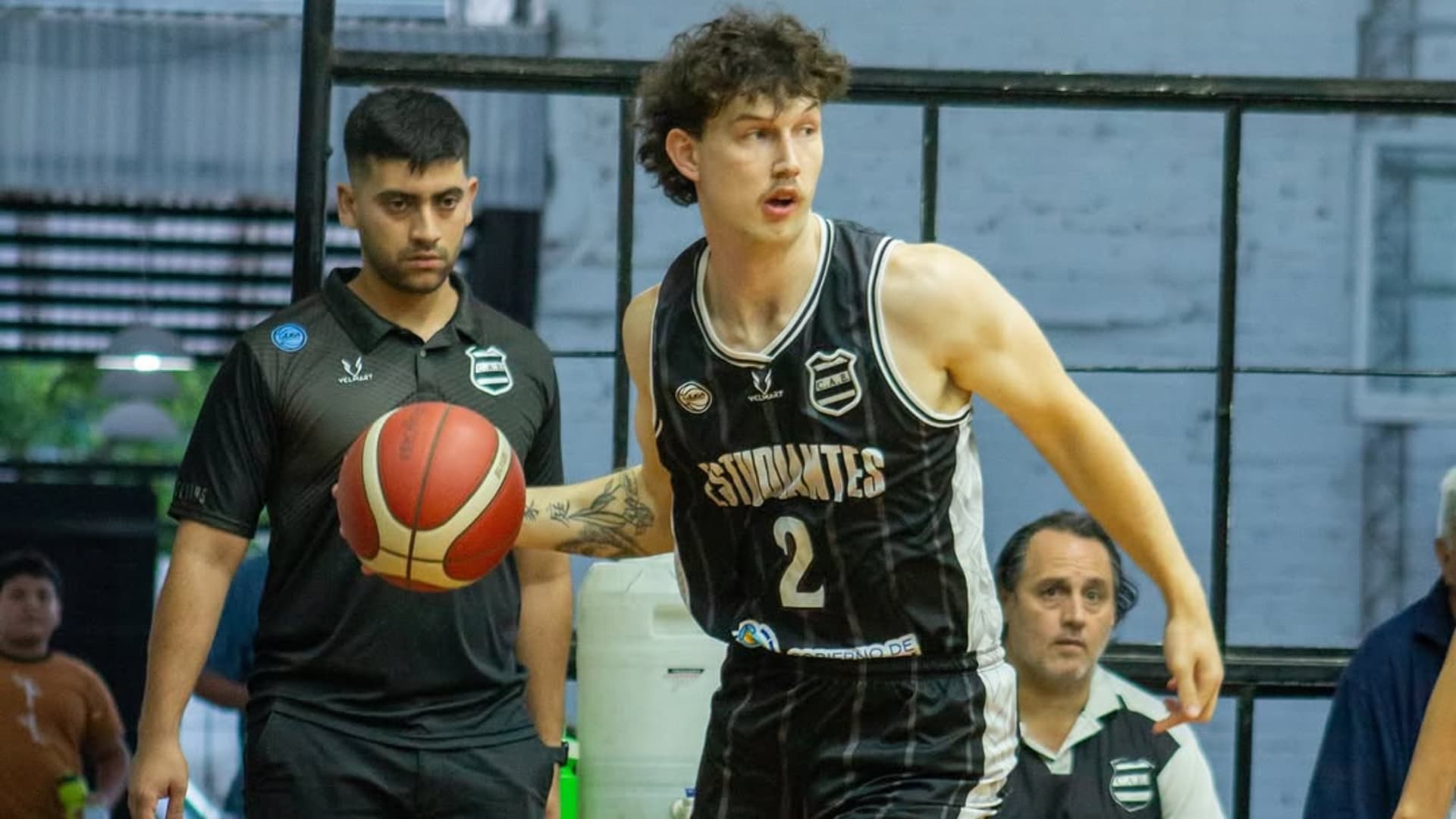 Con carácter y juego colectivo, Estudiantes superó a Salta Basket en una victoria muy relevante