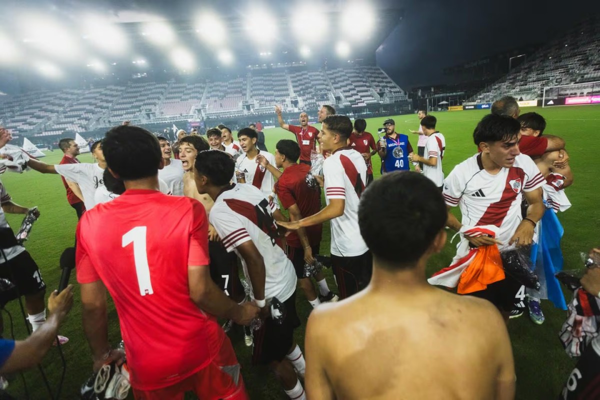 el-festejo-de-los-juveniles-de-river-foto-igthemessicup-JQKS7B3XJJHU5FFTO6L3TSO7XQ.avif el-festejo-de-los-juveniles-de-river-foto-igthemessicup-JQKS7B3XJJHU5FFTO6L3TSO7XQ.avif