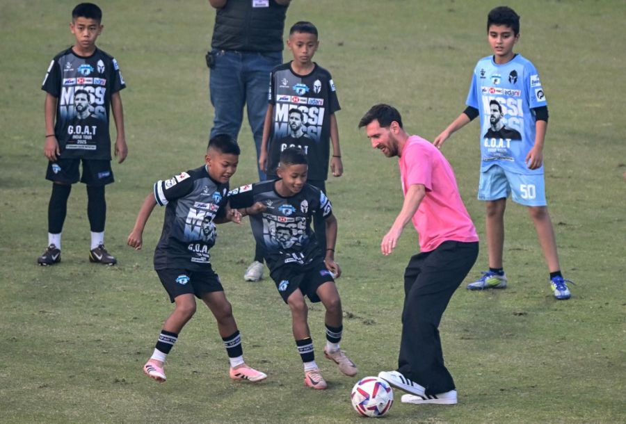 Tras el escándalo en Calcuta, Messi cerró su gira en India con una exitosa actividad en Nueva Delhi